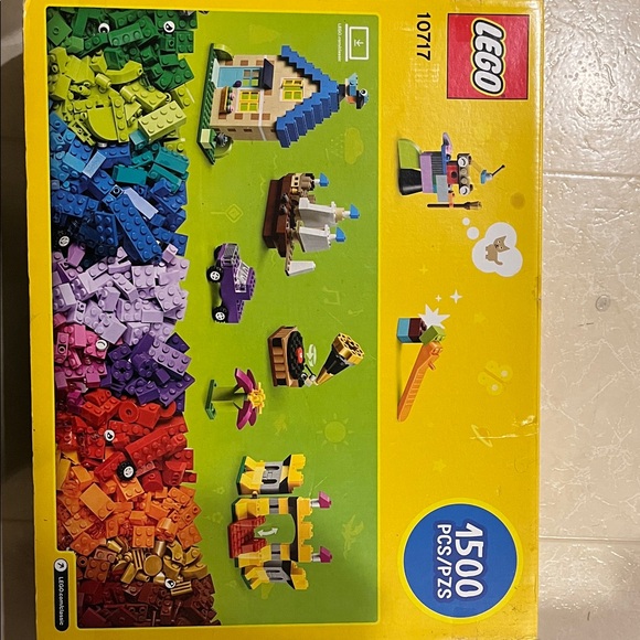 *RETIRED* LEGO Classic 1500-Piece Set - Rainbow Color
New, unopened box - Picture 3 of 6